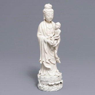 Een Chinees blanc de Chine model van Guanyin met kind, 19e eeuw