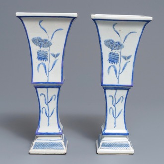 Een paar Chinese blauwwitte Pronk-studio vazen met kievitsbloemen, Qianlong