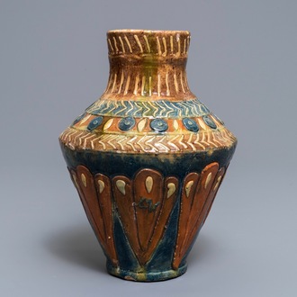 Een Vlaams aardewerken Art Nouveau vaas, Leo Maes Vereenoghe, Torhout, 1891-1909
