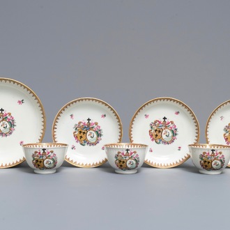 Drie Chinese famille rose koppen en schotels en een papbord voor de Nederlandse mark met wapen Velingius-Visch, Qianlong