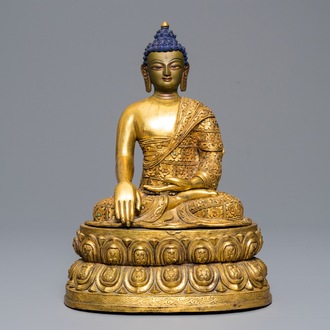 Een Sino-Tibetaanse met koraal en turkoois ingelegde verguld bronzen figuur van Boeddha, 19/20e eeuw