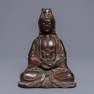 Een Chinese verguld en gelakt bronzen figuur van Guanyin, 18e eeuw
