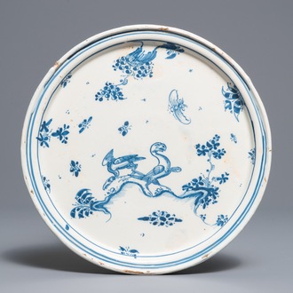 Een blauwwitte tazza met vogels en insecten, Alcora, Spanje, 18e eeuw