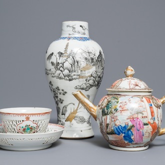 Een Chinese grisaille vaas, een famille rose 'mandarijnen' theepot en een opengewerkte kop en schotel, Yongzheng/Qianlong