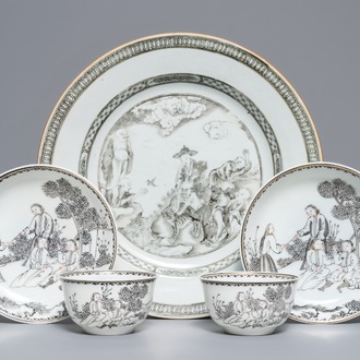 Een Chinees grisaille bord met onsterfelijken bij een tijger en een paar grisaille koppen en schotels, Qianlong