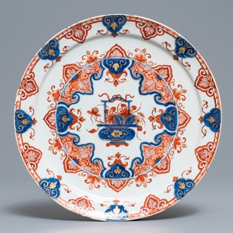 Een Delfts doré Imari-stijl bord met bloemenmand, 18e eeuw