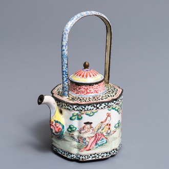 Een Chinese Canton email theepot met Europees decor, Qianlong