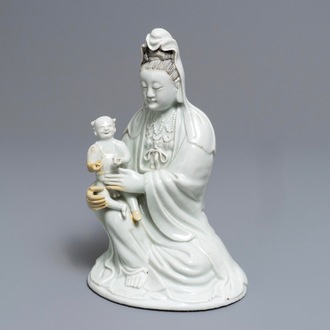Een Chinees blanc de Chine model van Guanyin met kind, Qianlong