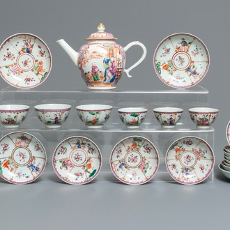 Een deel van een Chinees famille rose theeservies met mandarijns decor, Qianlong