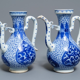 Een paar Chinese blauwwitte kannen voor de Islamitische markt, Kangxi