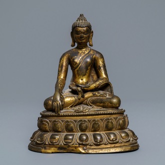 Een verguld bronzen figuur van Boeddha Shakyamuni, Tibet, 14/15e eeuw