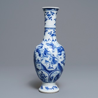 Een Chinese blauwwitte flesvormige vaas met ruiters en landschappen, Kangxi
