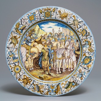 Een grote Italiaanse majolica 'Alexander de Grote' wapenschotel, atelier Francesco Grue, Castelli, 17e eeuw