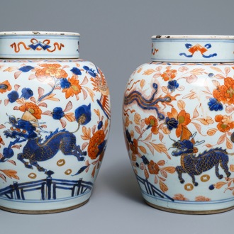 Een paar Chinese Imari-stijl dekselpotten met qilin en feniksen, Kangxi