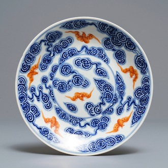 Een Chinees blauwwit en ijzerood bord met vleermuizen omgeven door wolken, Jiangxi Ciye Gongsi merk, Republiek, 20e eeuw
