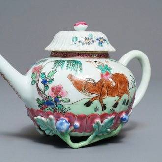 Een Chinese famille rose lotusvormige theepot met reliëfdecor, Yongzheng