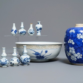 Een gevarieerd lot Chinees blauwwit porselein, Kangxi
