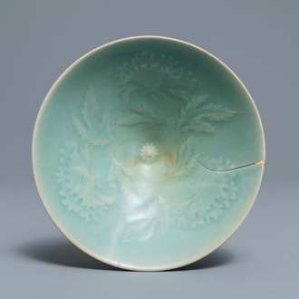 Een Koreaanse celadon kom met onderglazuur floraal decor, Goryeo of later