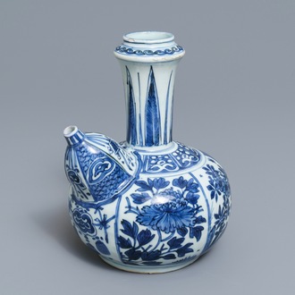 Een Chinese blauwwitte kendi, Wanli