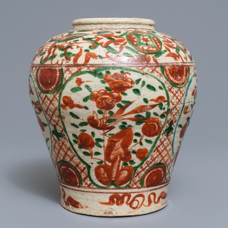 Een Chinese polychrome Swatow pot, Ming