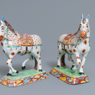 Een fraai paar polychrome Delftse petit feu en vergulde modellen van paarden, 1e helft 18e eeuw