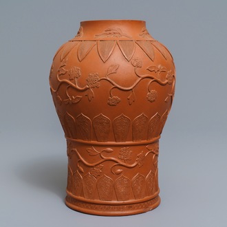 Een Chinese Yixing steengoed vaas met reliëfdecor, Kangxi
