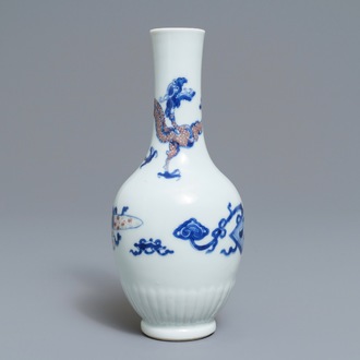 Een Chinese blauwwitte en onderglazuur rode vaas met een draak, Kangxi