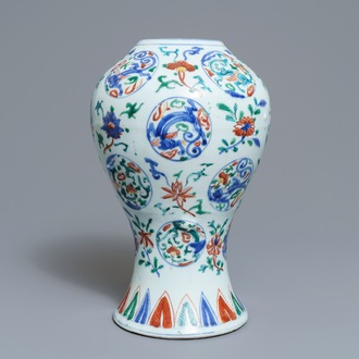 Een Chinese wucai vaas met drakenmedaillons en floraal decor, Jiajing