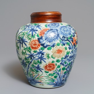 Een Chinese wucai pot met floraal decor, Transitie periode