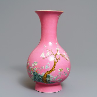 Een Chinese famille rose vaas met bloemen op roze fondkleur, Yongzheng merk, 20e eeuw