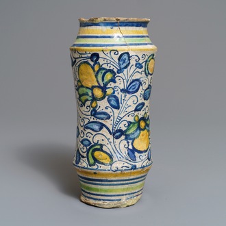 Een polychrome majolica albarello met 'a foglie' decor, Lyon of Montpellier, 16e eeuw
