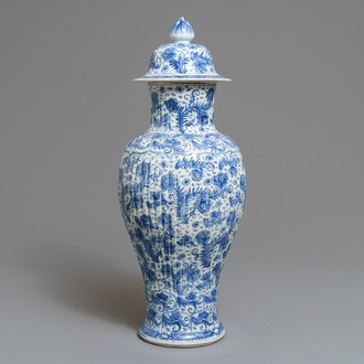 Een Chinese blauwwitte dekselvaas met floraal decor, Kangxi