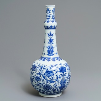 Een Chinese blauwwitte flesvormige vaas met floraal decor, Transitie periode