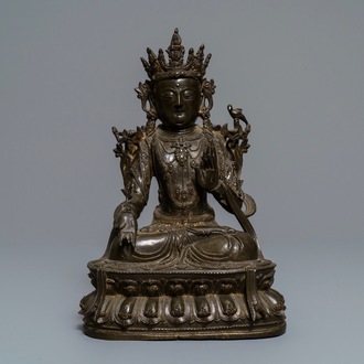 Een Chinese Ming-stijl bronzen figuur van Boeddha, Qianlong