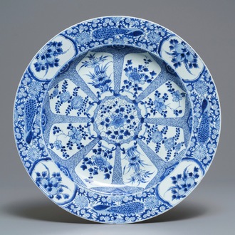 Een grote Chinese blauwwitte schotel met pauwenrand, Kangxi