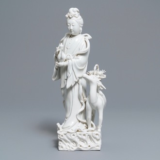 Een Chinese Dehua blanc de Chine groep van Magu met een hert, reliëfmerk op de rug, 18/19e eeuw