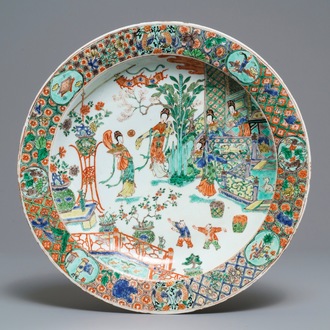 Een fraaie Chinese famille verte schotel met dames in een tuin, Kangxi