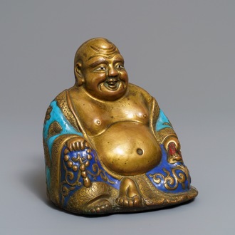 Een Chinese figuur van Boeddha in koper met email, Qianlong