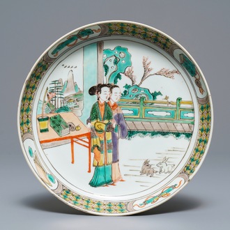 Een Chinees famille verte bord met dames en konijnen, Kangxi