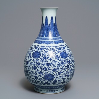 Een Chinese blauwwitte flesvormige vaas met pioenslingers, Qianlong