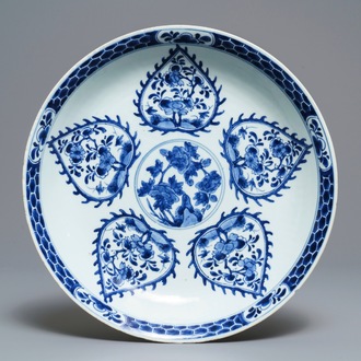 Een Chinese blauwwitte schotel voor de Islamitische markt, Kangxi