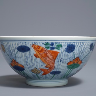 Een Chinese doucai kom met vissen in een lotusvijver, Xuande merk, Kangxi