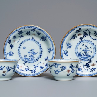 Een paar Chinese blauwwitte en onderglazuur rode koppen en schotels met vogels en bloemen, Kangxi
