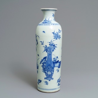 Een grote Chinese blauwwitte rouleau vaas met decors van bloemvazen, Transitie periode