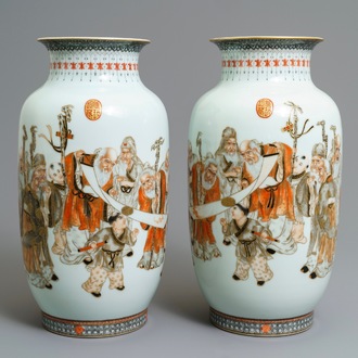 Een paar Chinese ijzerrode, grisaille en vergulde vazen, Qianlong merk, 20e eeuw