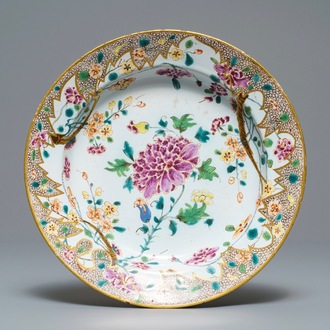 A Holitsch faience famille rose-style chinoiserie plate, Hungary, 18th C.
