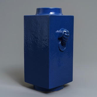 Een Chinese monochrome blauwe cong vaas, 19e eeuw