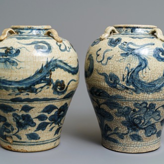 Een paar Chinese blauwwitte Swatow potten, Ming