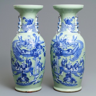 Een paar Chinese blauwwitte op celadon fondkleur vazen met onsterfelijken, 19e eeuw