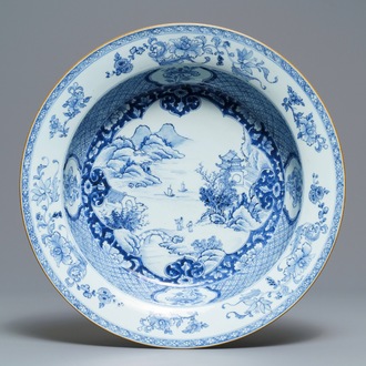 Een Chinees blauwwit bassin met een rivierlandschap, Qianlong